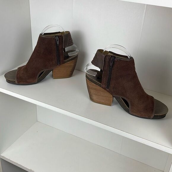 OTBT Free Spirit Chocolate Brown Suede Fringe Trim Slingback Sandals 9 - Picture 2 of 14